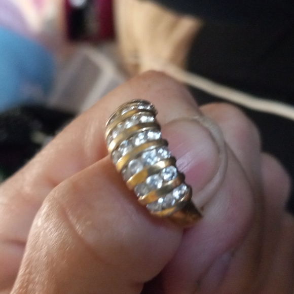 Gold ring with rows of white stones size 8 - Picture 3 of 3